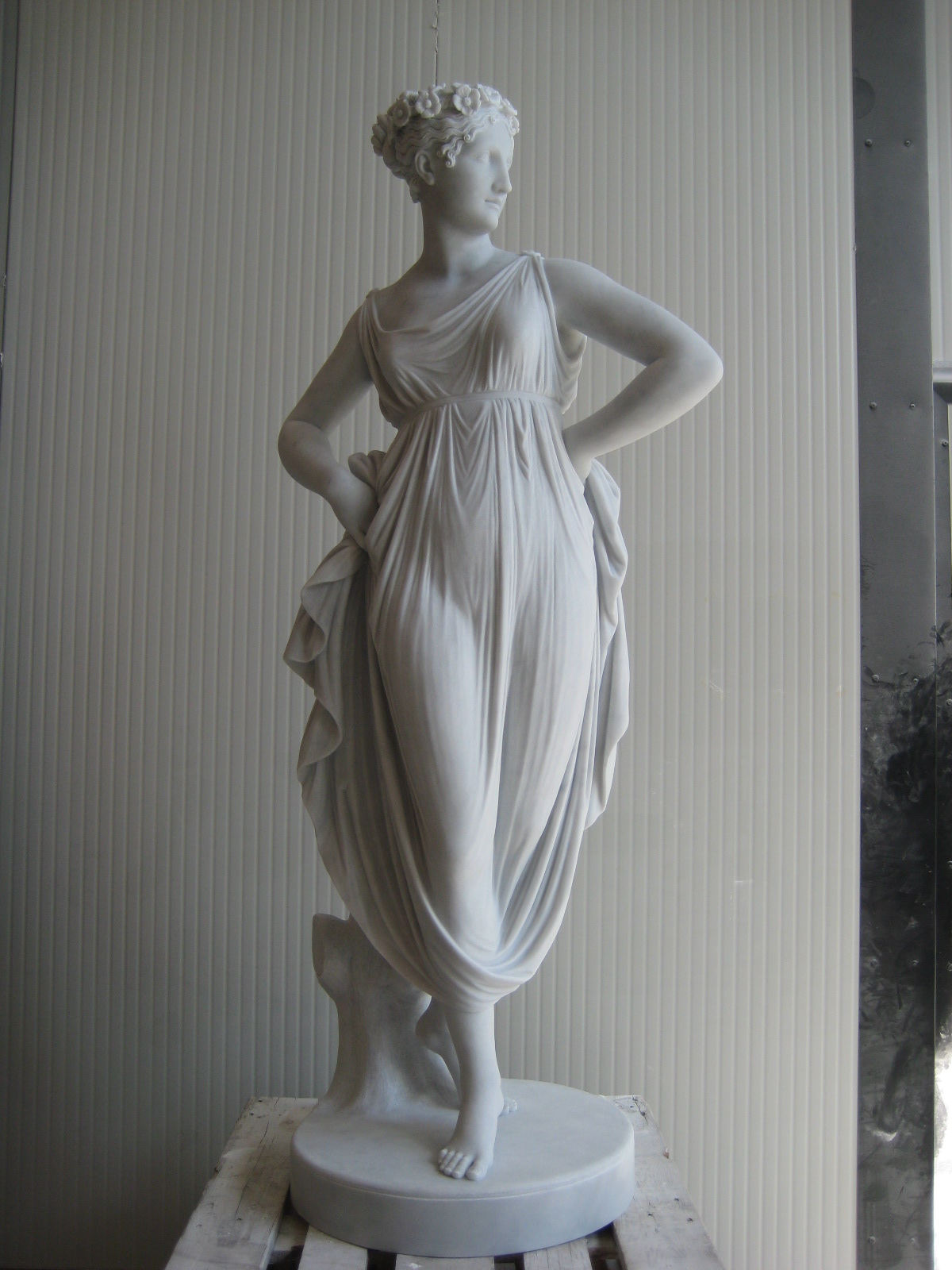 Ballerina del Canova con braccia sui fianchi h. 117 cm 